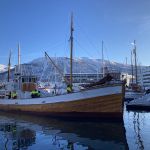 Schönes, altes Schiff aus Holz im Hafen vom Tromso